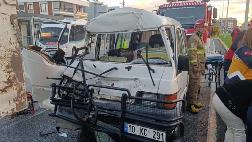 Balıkesir Edremit’te E87 Karayolu Akçay Işıklarında Zincirleme Kaza: 6 Yaralı, Bir Kişi Araçta Sıkıştı