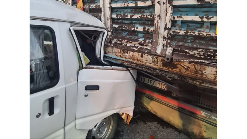 Balıkesir Edremit’te E87 Karayolu Akçay Işıklarında Zincirleme Kaza: 6 Yaralı, Bir Kişi Araçta Sıkıştı