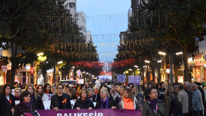 Balıkesir’de Kadınlar “Yaşamak İçin“ Sloganları İle Sokağa Çıktı