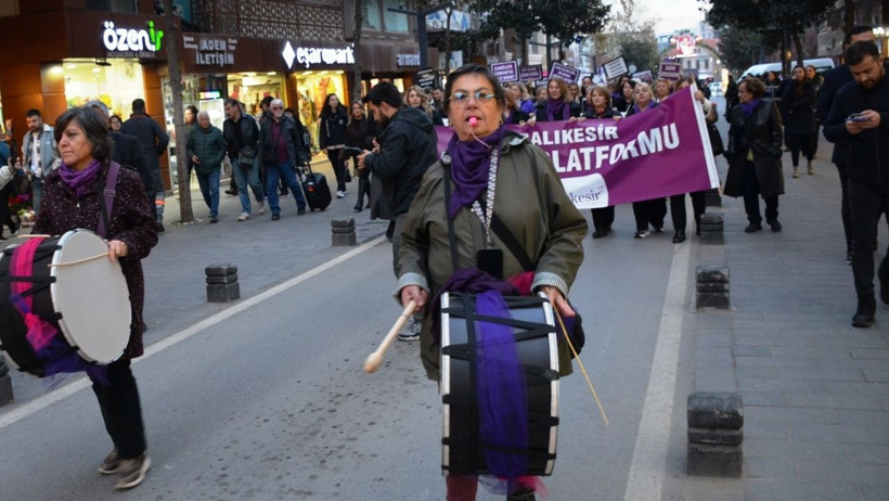 Balıkesir’de Kadınlar “Yaşamak İçin“ Sloganları İle Sokağa Çıktı