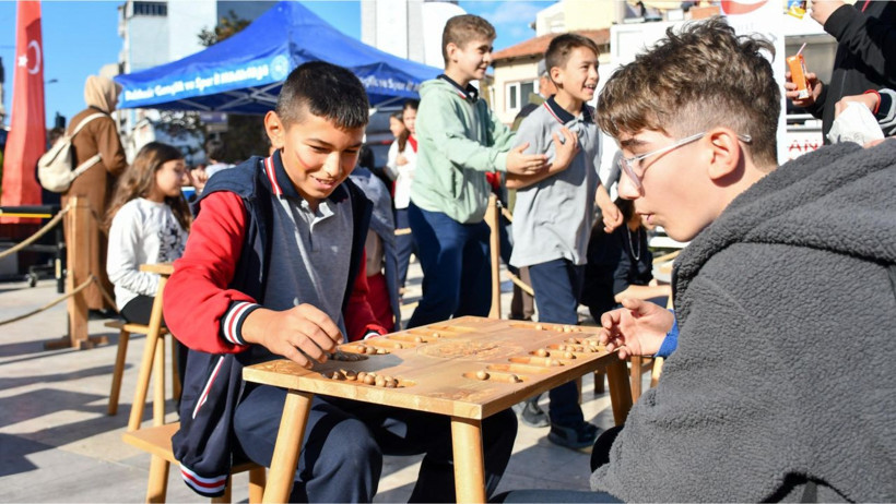 Sındırgı’da “Geleneksel Oyunlar Tırı” ile Yaşatıldı