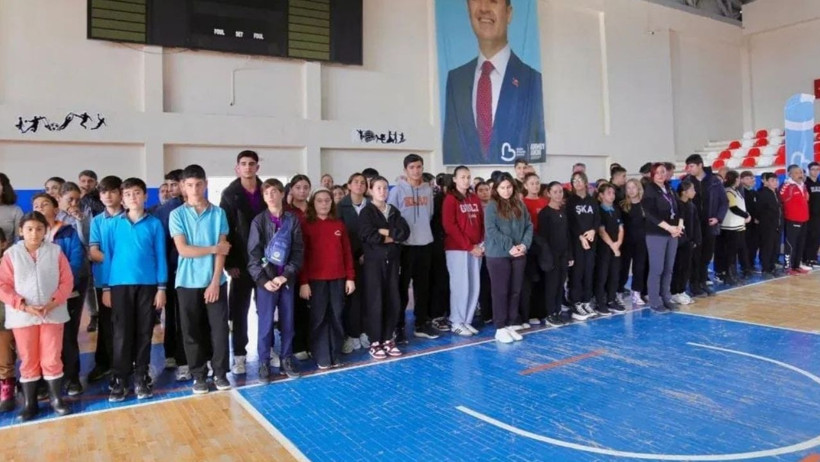 Edremit Okulları Spor Malzemeleriyle Desteklendi