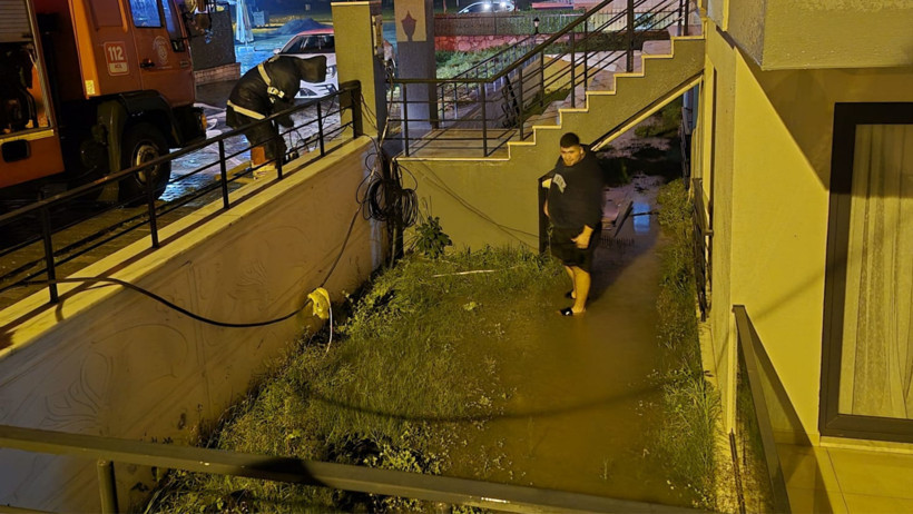 Ayvalık’ta Yağmur Sonrası Belediye Ekipleri Sahada