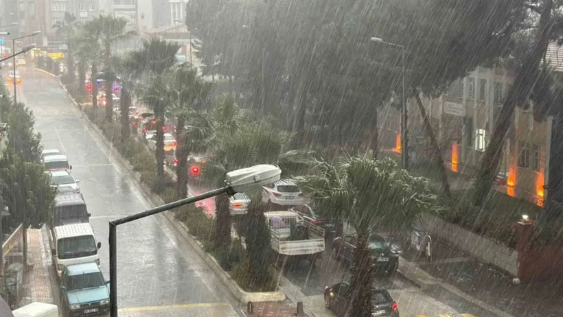 Edremit’te Alt Geçitte Mahsur Kalan Sürücü İtfaiye Tarafından Kurtarıldı