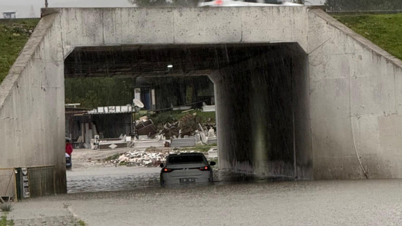 Edremit’te Alt Geçitte Mahsur Kalan Sürücü İtfaiye Tarafından Kurtarıldı