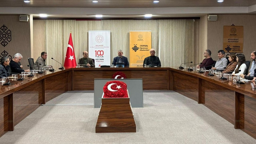 Köy Köy Gezen Bir Aydın: Sarı Hoca Öğretmenlerle Buluştu