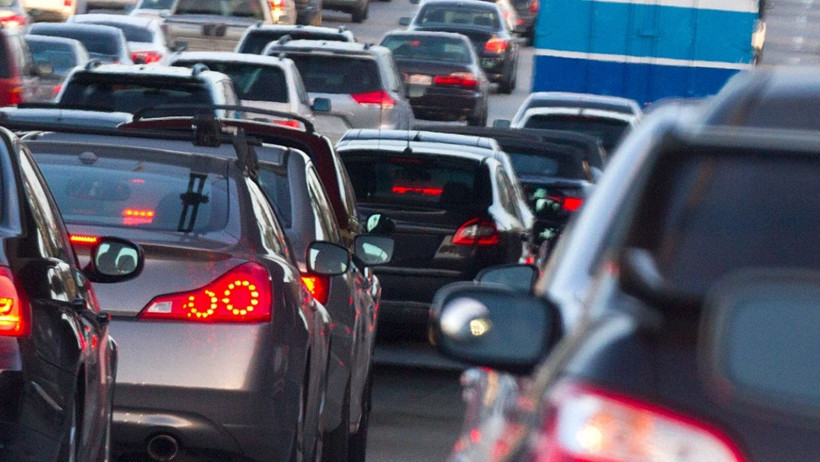 Pazar Yerinde Trafik Felç Oldu! Araç Yoğunluğu Kenti Kitledi