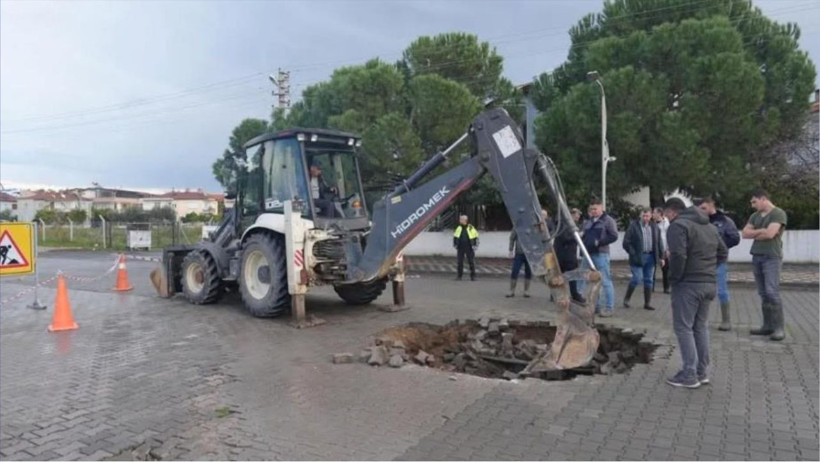 Balıkesir'de Kanalizasyon Hattı Faciası: Hat Çöktü Yol Kapandı