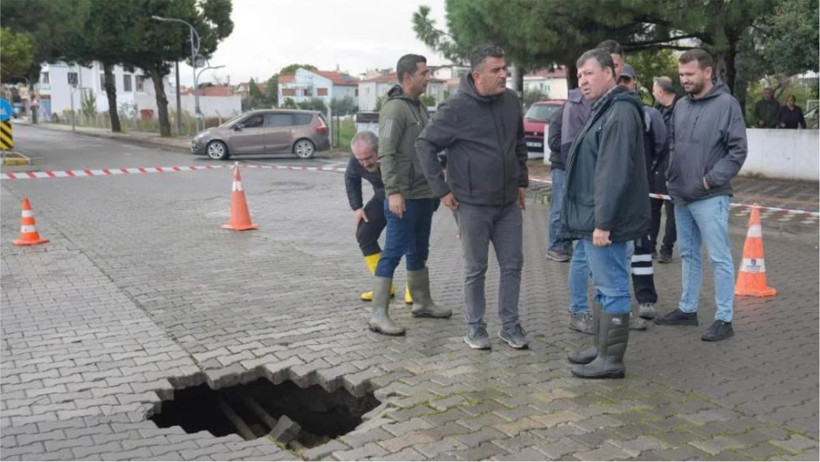 Balıkesir'de Kanalizasyon Hattı Faciası: Hat Çöktü Yol Kapandı