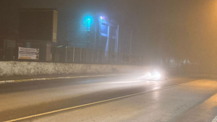 Gece saatlerinde etkili olan siste ilerleyen bir araba