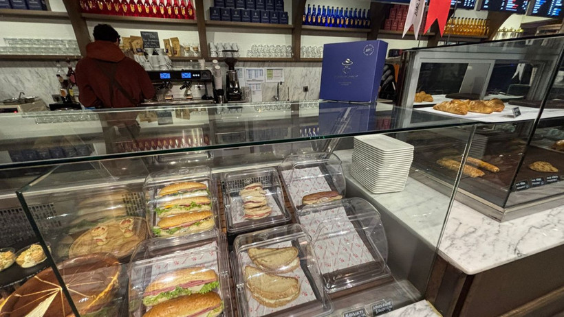 köy ekmeği diğer sandviçlerin yanında