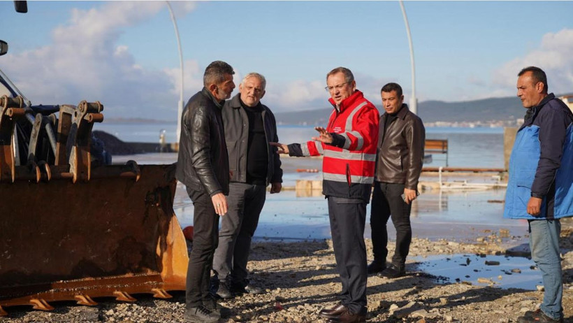 Ayvalık’ta Yağış Sonrası Belediye Ekipleri Sahada