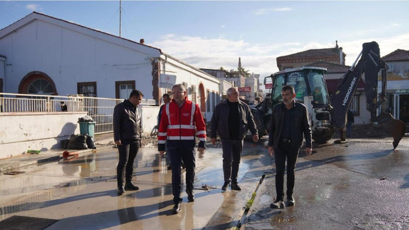 Ayvalık’ta Sağanak Yağış Sonrası Belediye Ekipleri Sahada