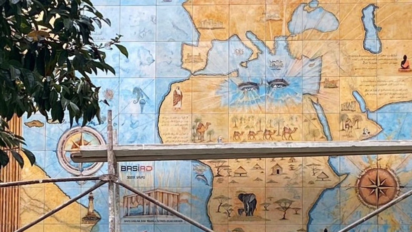 Balıkesir'de Tarihi Binanın Bahçesinde Sır Gibi Duvar