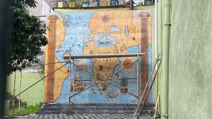 Balıkesir'de Tarihi Binanın Bahçesinde Sır Gibi Duvar