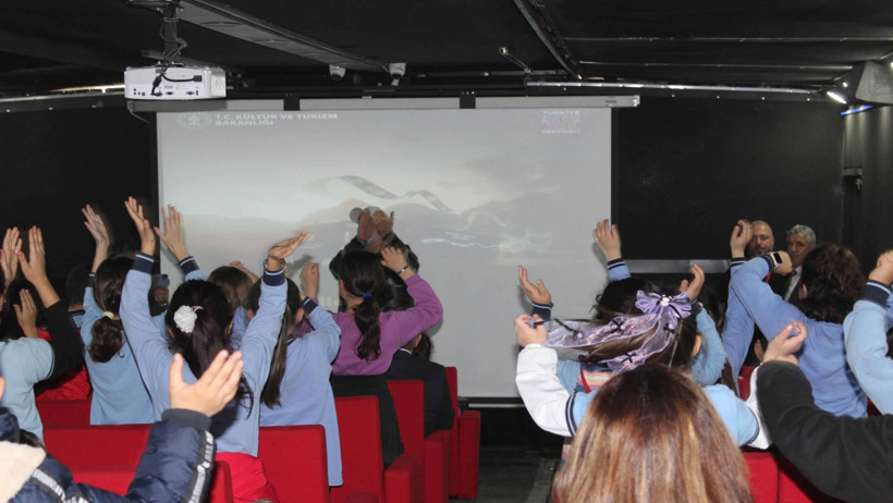 Burhaniye’de Gezici Sinema Heyecanı