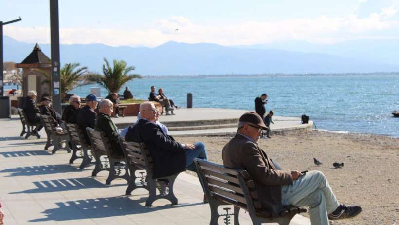 Körfez Sahilleri Emekliler İle Kuşlara Kaldı
