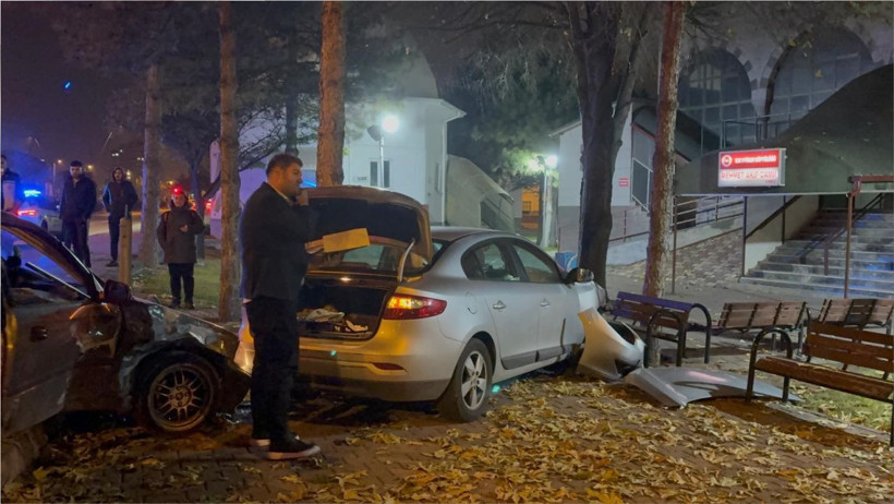 Cami bahçesine savrulan otomobiller panik yarattı