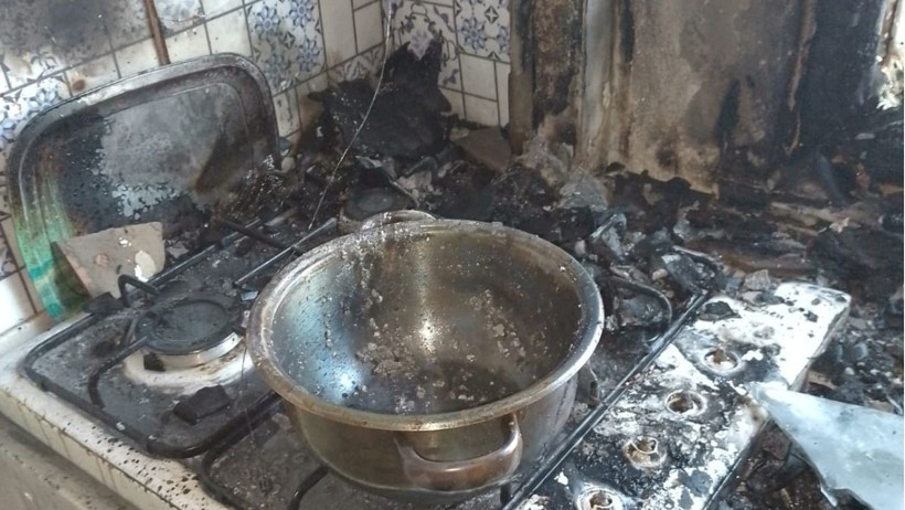 Edremit’te 3 Katlı Binanın Çatısında Yangın