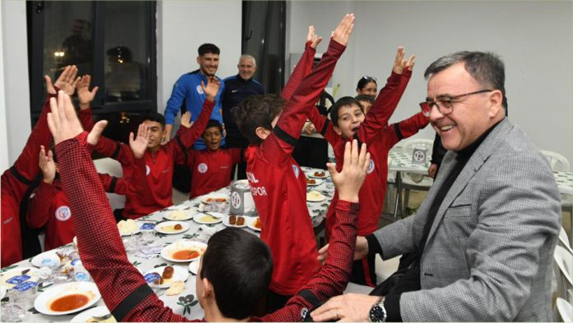 Yemek öncesinde sporculara hitap eden Altıeylül Belediye Başkanı Hakan Şehirli, Altıeylül’de spora verilen önemin her geçen gün arttığını vurgulayarak,