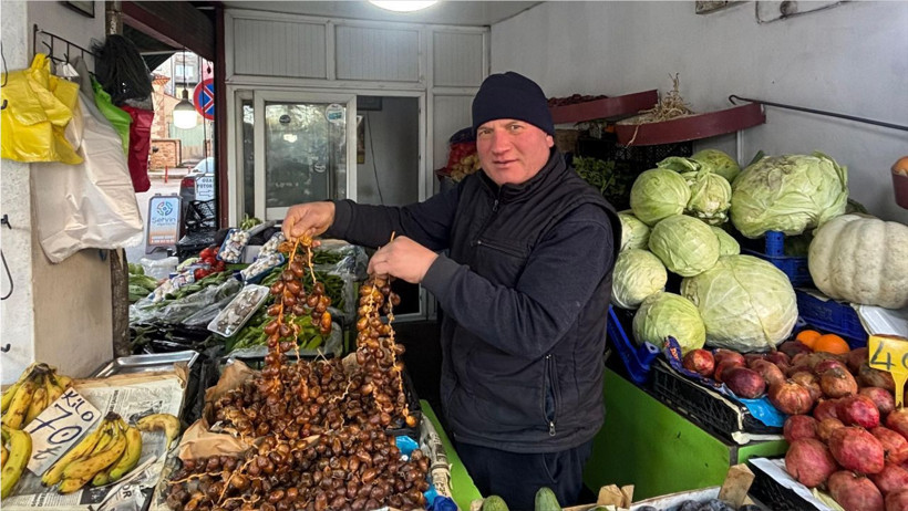 25 Yıldır Balıkesir’de Manavlık Yapan Veysel Baykal: Yaş Hurma Kışın Şifa, Kilosu 150 TL