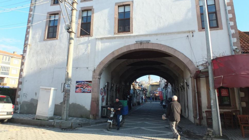 Burhaniye’de Altından Yol Geçen Tarihi Camii