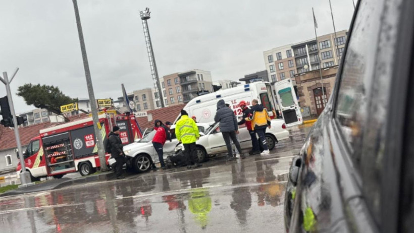 Balıkesir’de Yağışta 1 Araç Kazası: Sürücü Araçta Sıkıştı