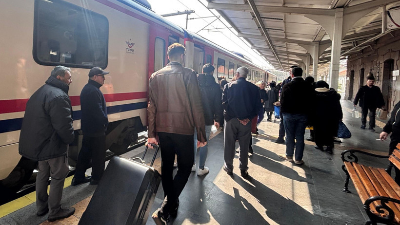 Balıkesir Garı’nda Bayram Yoğunluğu Başladı