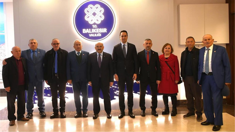 DYP Genel Başkanı Cenk Küpeli Balıkesir’de hangi programlara katılacak, vatandaşla ne zaman buluşacak? Verilen programa göre Cenk Küpeli, Balıkesir Valisi İsmail Ustaoğlu’nu DYP Balıkesir İl Başkanlığı ile ziyaret etti; ardından 18.00-19.00 saatleri arasında vatandaşla sahaya inecek, daha sonra Balıkesir Büyükşehir Belediyesi’nin iftar programına katılarak kentten ayrılacak. Balıkesir siyaset gündeminde dikkat çeken bir ziyaret gerçekleşti. DYP Genel Başkanı Cenk Küpeli, kentteki programı kapsamında ilk olarak Balıkesir Valisi İsmail Ustaoğlu’nu, DYP Balıkesir İl Başkanlığı ile birlikte ziyaret etti. Ziyaretin ardından Küpeli’nin şehirdeki temaslarının ayrıntıları da netleşti. İlk Durak Vali İsmail Ustaoğlu Ziyareti Paylaşılan programa göre Cenk Küpeli’nin Balıkesir temasları, Vali İsmail Ustaoğlu’na yapılan ziyaretle başladı. Ziyaretin, kentte yürütülen temasların resmi ayağını oluşturduğu değerlendiriliyor. 18.00-19.00 Arasında Vatandaşla Temasta Olacak Programın dikkat çeken bölümünü ise vatandaş buluşması ve saha çalışması oluşturuyor. Verilen bilgiye göre Küpeli, saat 18.00 ile 19.00 arasında vatandaşla bir araya gelerek saha çalışması yapacak. Bu bölümde hem esnaf hem de vatandaş temaslarının öne çıkması bekleniyor. Büyükşehir’in İftar Programına Katılacak Vatandaşla temasların ardından DYP Genel Başkanı Cenk Küpeli’nin, Balıkesir Büyükşehir Belediyesi’nin iftar programına katılacağı belirtildi. Ramazan ayındaki iftar organizasyonlarının siyasi ve toplumsal buluşmalar açısından önem taşıdığı bilinirken, Küpeli’nin bu programda da çeşitli temaslarda bulunması bekleniyor. İftar Sonrası Balıkesir’den Ayrılacak Edinilen programa göre Cenk Küpeli, iftar organizasyonunun ardından Balıkesir’den ayrılacak. Böylece kentteki ziyaret programı aynı gün içinde tamamlanmış olacak. Balıkesir Siyasetinde Dikkat Çeken Gün Valilik ziyareti, vatandaşla saha teması ve iftar programı olmak üzere üç başlıktan oluşan ziyaret, Balıkesir’de günün dikkat çeken siyasi gelişmeleri arasında yer aldı. Programın, kentteki siyasi hareketliliğe de yansıması bekleniyor.