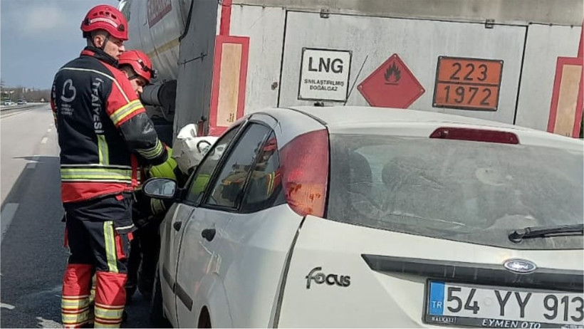 Bandırma-Çanakkale Karayolunda Kaza: Tankere Çarpan Araçtaki 2 Kişi Yaralı