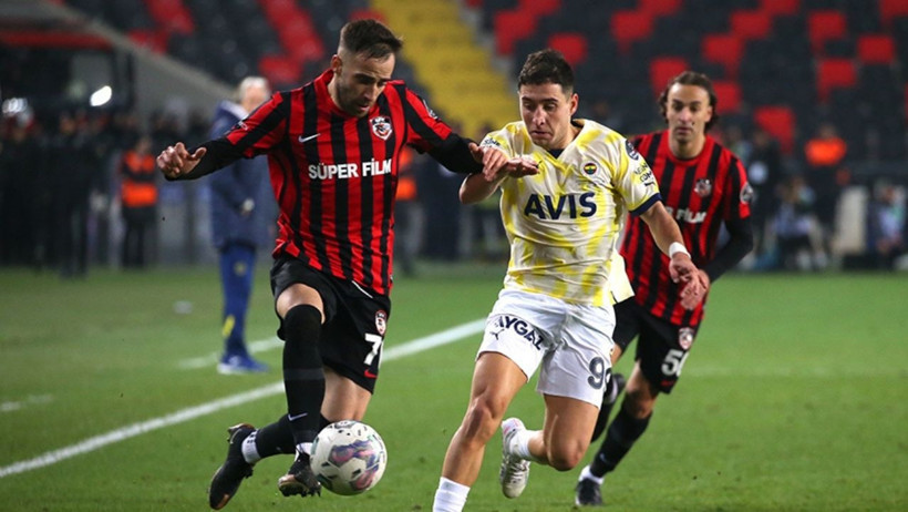 Fenerbahçe ile Gaziantep FK oyuncularının sahadaki mücadele anı