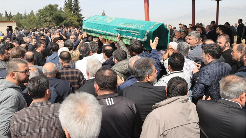 Tabutun başına gelen baba Burak ve anne Kezban Gül ile yakınları, gözyaşı döktü.  Öğrenci Yusuf Tarık Gül'ün cenazesi, kılınan namazın ardından toprağa verildi.