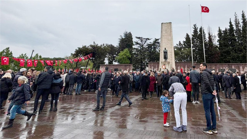Balıkesir'de 23 Nisan’da Anıta Çelenk Bırakıldı