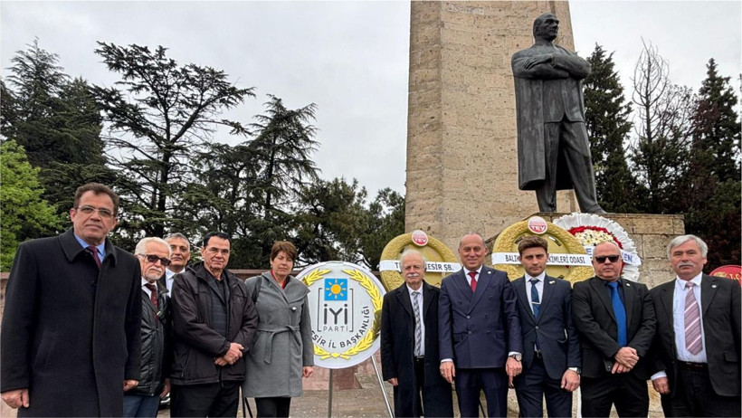 Balıkesir'de 23 Nisan’da Anıta Çelenk Bırakıldı