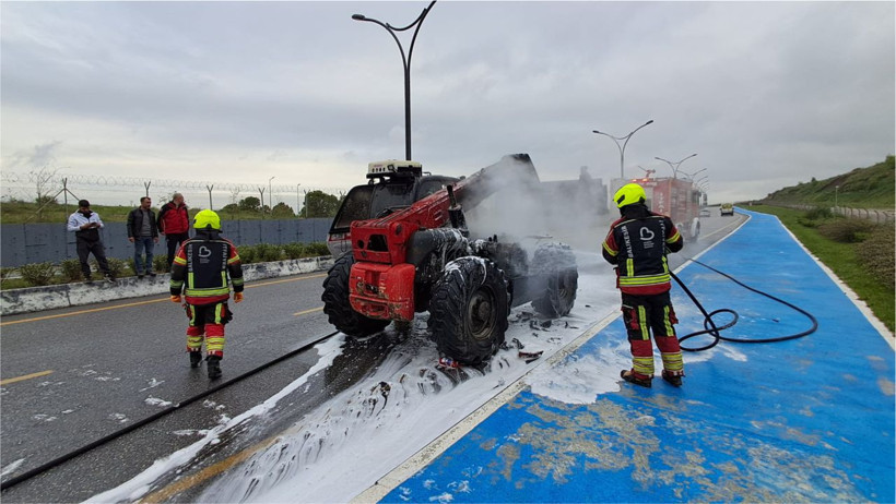 Henüz belirlenemeyen bir nedenle alev alan iş makinesi için çevredekilerin ihbarı üzerine bölgeye itfaiye ekipleri sevk edildi.
