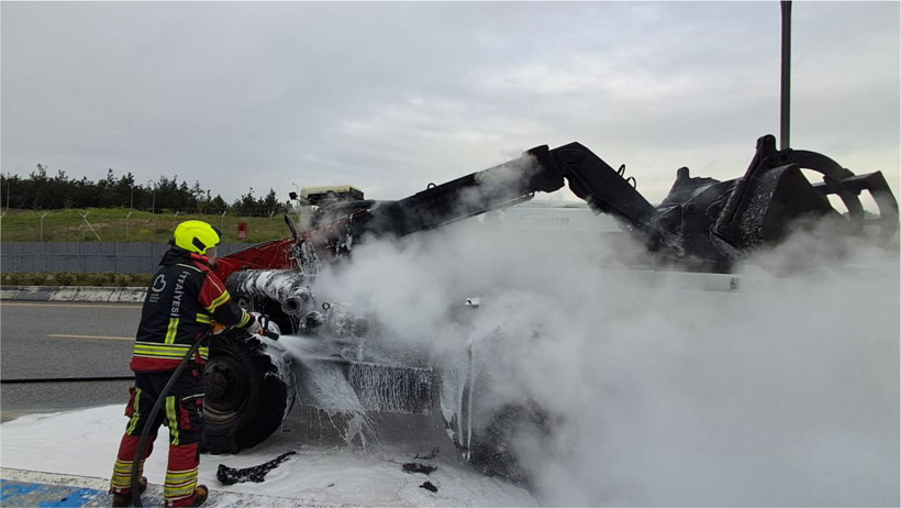 Balıkesir Altıeylül’de İş Makinesi Yangını: OSB Bağlantı Yolunda Korkutan Olay