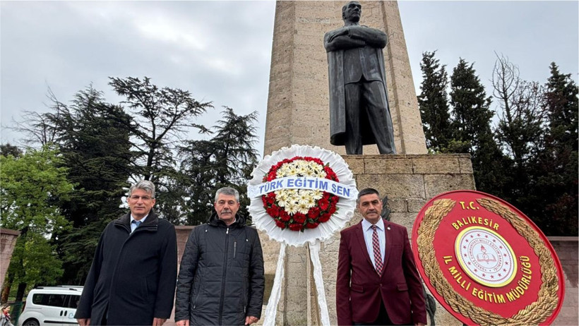 Balıkesir'de 23 Nisan’da Anıta Çelenk Bırakıldı