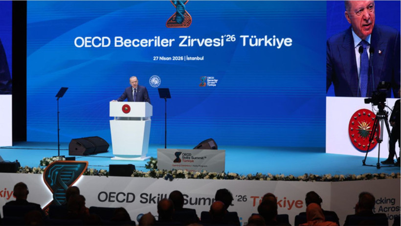 Zirvede konuşan Erdoğan, Türkiye Yüzyılı vizyonunun merkezinde nitelikli insan kaynağı, güçlü aile yapısı, üretken ekonomi ve kapsayıcı sosyal kalkınma bulunduğunu ifade etti.