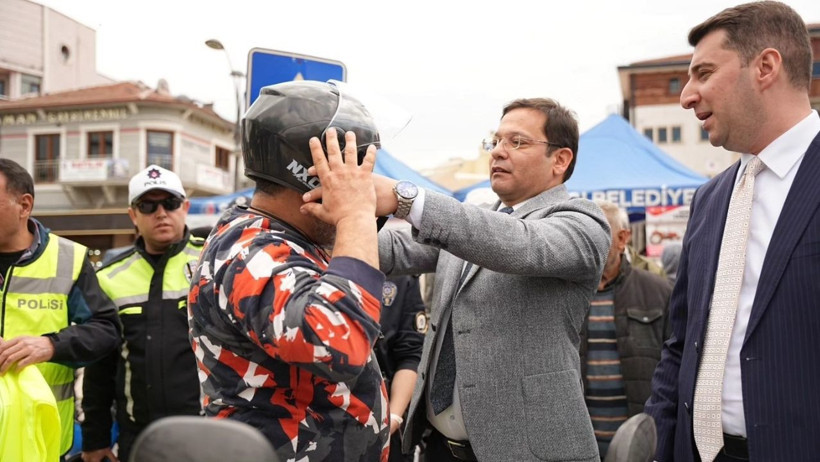 Balıkesir’de Motosiklet Sürücülerine Kask Dağıtıldı