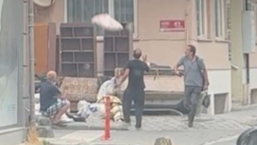 Balıkesir'de Gökten Battaniye Yağdı! Teras Katından Evi Böyle Boşalttılar - 1. resim