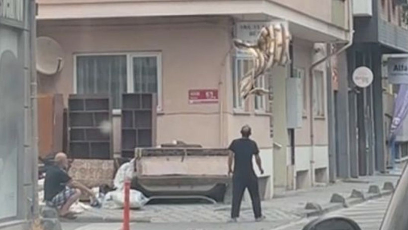 Balıkesir'de Gökten Battaniye Yağdı! Teras Katından Evi Böyle Boşalttılar - 3. resim