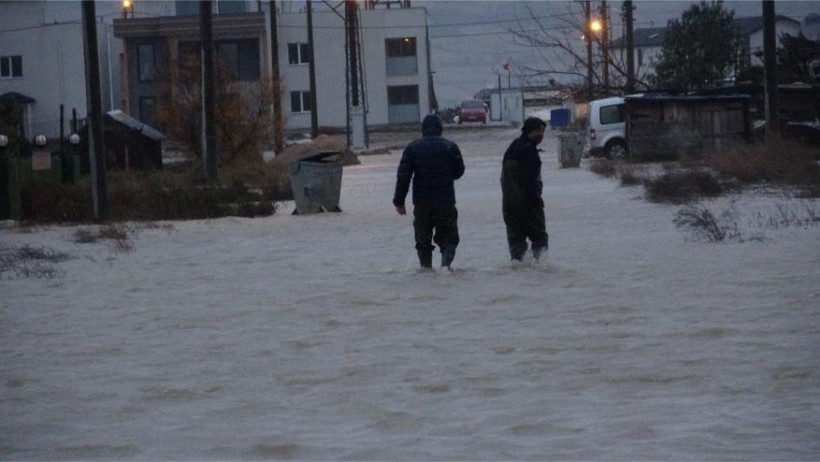 Çanakkale’de yazlık evlerin bulunduğu bölge sular altında kaldıaa
