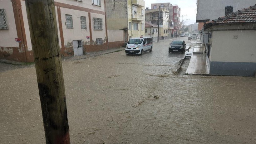 Edremit'te Sokaklar Dereye Döndü