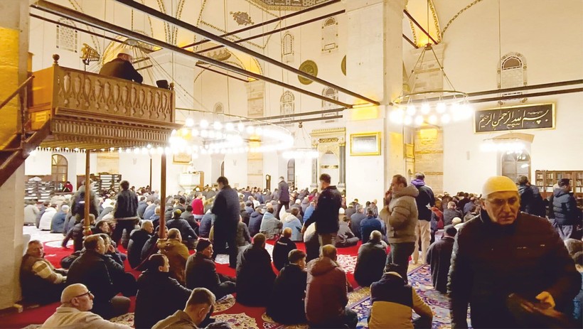 Zağnospaşa Camisinde ilk teravih namazından görüntüler
