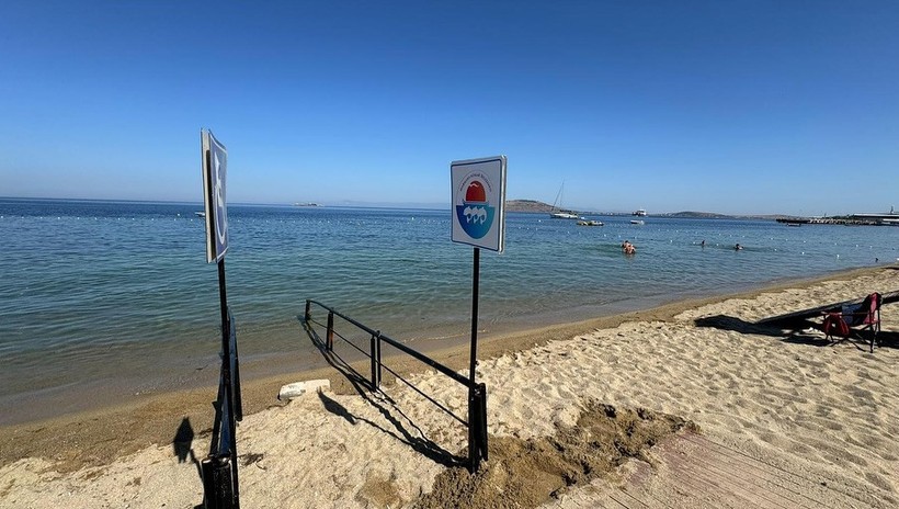 Adalar Güzelleşiyor, Ekipler Sahada  Marmara Adalar Belediyesi, yaz sezonuna hazırlık kapsamında çevre düzenleme ve bakım çalışmalarını aralıksız sürdürüyor. İlçe genelinde birçok noktada eş zamanlı yürütülen çalışmalarla, hem yerli halk hem de yazlıkçı misafirler için daha temiz ve düzenli bir çevre hedefleniyor. Marmara Adalar Belediye Başkanı Ali Ercan Akpolat, yürütülen çalışmalarla ilgili yaptığı açıklamada; “Adalarımızda parke tamiratı, sıva işlemleri, toprak tesviyesi, çim biçme, kumsal temizlikleri ve kanalizasyon hatlarının temizliği gibi birçok alanda çevre düzenleme faaliyetlerimiz hızla devam ediyor. Yaz boyunca ekiplerimiz sahada olacak,” ifadelerini kullandı. Belediye ekipleri; başta Marmara Adası olmak üzere Avşa, Ekinlik ve Paşalimanı adalarında yoğun mesaiyle çalışırken, bölgenin doğal dokusunu koruyarak çevresel konforun artırılmasına da öncelik veriliyor. Başkan Akpolat, çevre duyarlılığı çağrısında da bulunarak tüm vatandaşlardan temizlik ve düzen konusunda hassasiyet göstermelerini istedi.