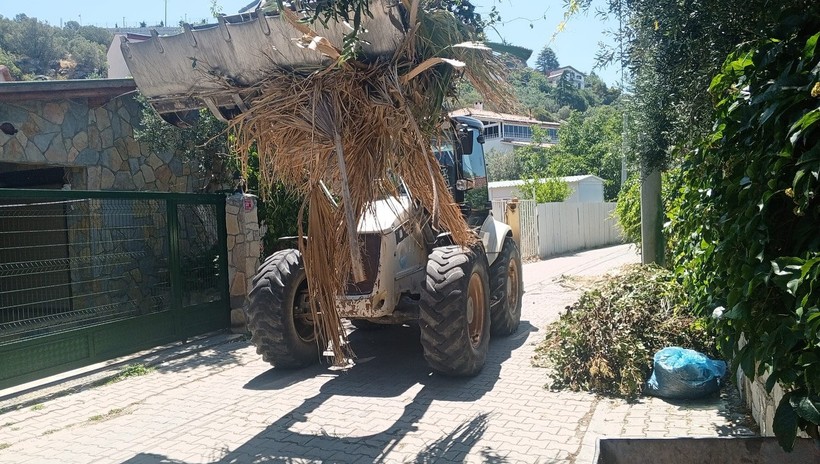 Adalar Güzelleşiyor, Ekipler Sahada  Marmara Adalar Belediyesi, yaz sezonuna hazırlık kapsamında çevre düzenleme ve bakım çalışmalarını aralıksız sürdürüyor. İlçe genelinde birçok noktada eş zamanlı yürütülen çalışmalarla, hem yerli halk hem de yazlıkçı misafirler için daha temiz ve düzenli bir çevre hedefleniyor. Marmara Adalar Belediye Başkanı Ali Ercan Akpolat, yürütülen çalışmalarla ilgili yaptığı açıklamada; “Adalarımızda parke tamiratı, sıva işlemleri, toprak tesviyesi, çim biçme, kumsal temizlikleri ve kanalizasyon hatlarının temizliği gibi birçok alanda çevre düzenleme faaliyetlerimiz hızla devam ediyor. Yaz boyunca ekiplerimiz sahada olacak,” ifadelerini kullandı. Belediye ekipleri; başta Marmara Adası olmak üzere Avşa, Ekinlik ve Paşalimanı adalarında yoğun mesaiyle çalışırken, bölgenin doğal dokusunu koruyarak çevresel konforun artırılmasına da öncelik veriliyor. Başkan Akpolat, çevre duyarlılığı çağrısında da bulunarak tüm vatandaşlardan temizlik ve düzen konusunda hassasiyet göstermelerini istedi.