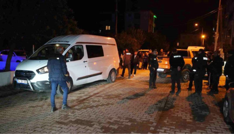 Balıkesir Edremit’te Korkunç Cinayet Evin Kapısındaki Kan Lekeleri Dehşeti Ortaya Çıkardı