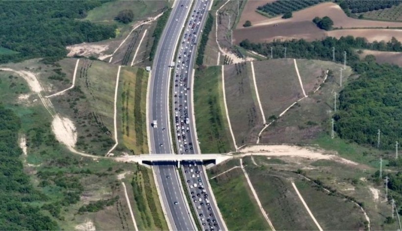 On binlerce insan yollarda İstanbul'a dönmeye çalışıyor
