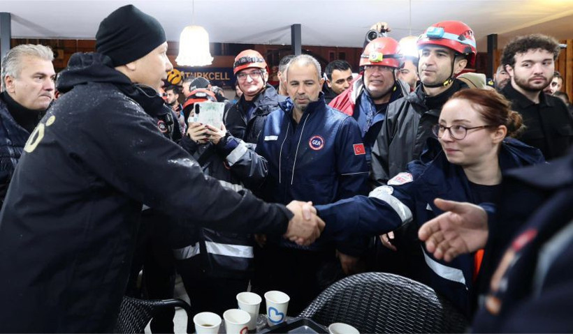 İçişleri Bakanı Ali Yerlikaya, Sındırgı Deprem Bölgesinde İncelemelerde Bulundu - 1. resim