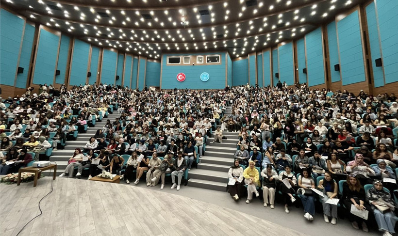 Balıkesir Üniversitesi (BAÜN), sağlık alanında görev alacak gençleri sadece mesleki bilgiyle değil, güvenlik bilinciyle de geleceğe hazırlıyor. Üniversitenin İş Sağlığı ve Güvenliği Koordinatörlüğü tarafından düzenlenen özel eğitim programında, Sağlık Bilimleri Fakültesi öğrencilerine “İş Sağlığı ve Güvenliği” konulu kapsamlı bir farkındalık eğitimi verildi.